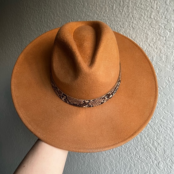 Wide-brim Hat in Camel π - Picture 1 of 9